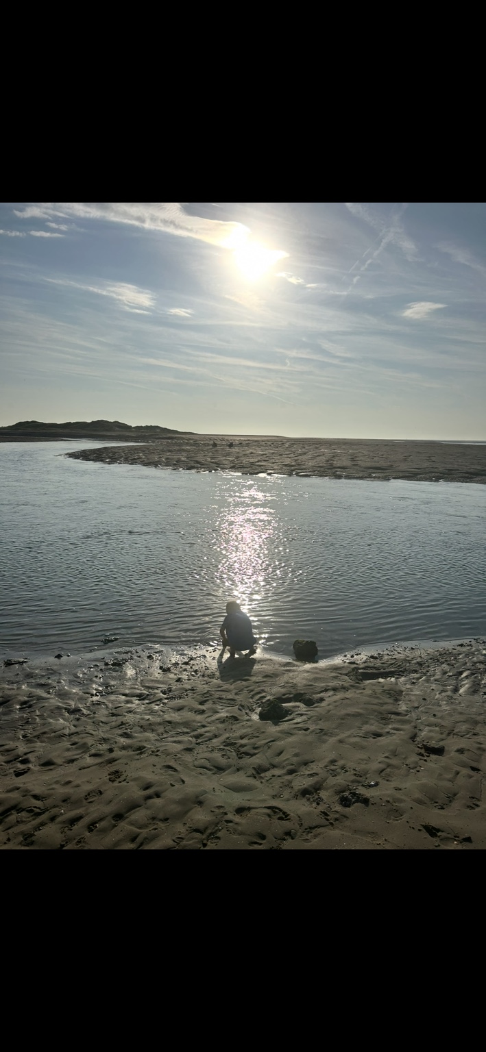 Wasser bei Ebbe am Strand
